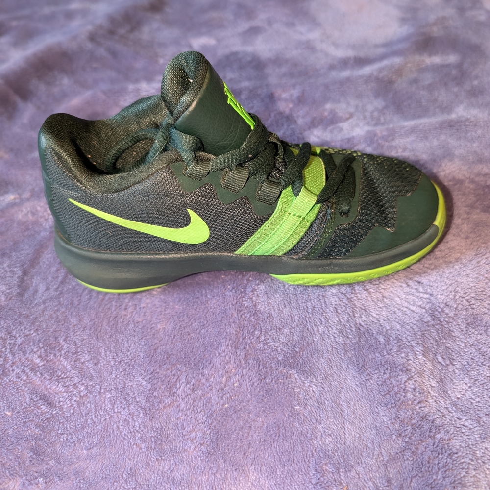 Kids Nike Kyrie Flytrap